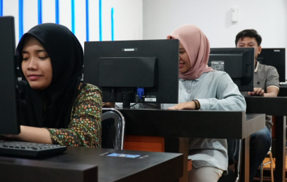 mahasiswa itpln dalam lab komputer